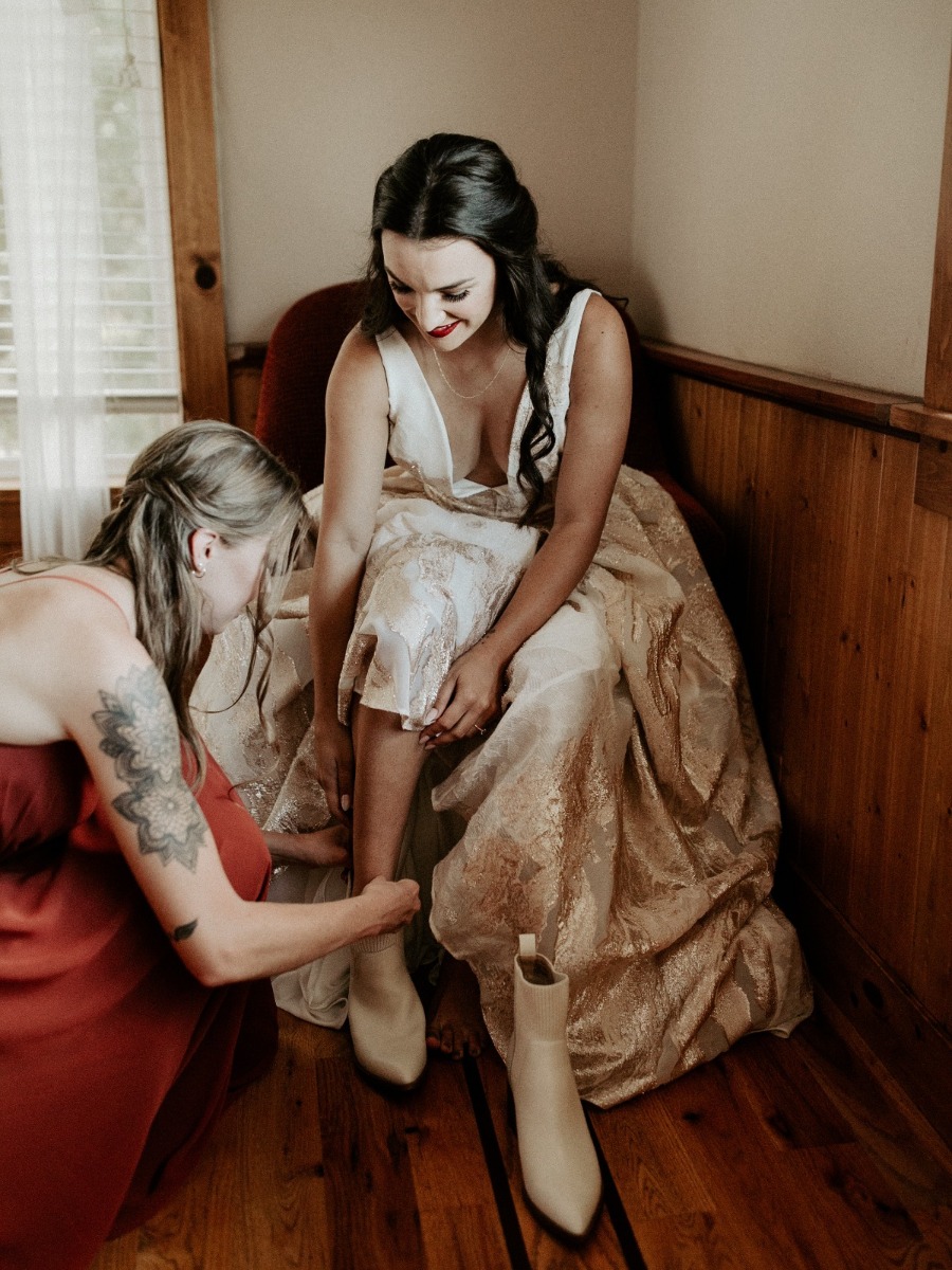 Classy Gets an Edge at this Oregon Lodge Wedding