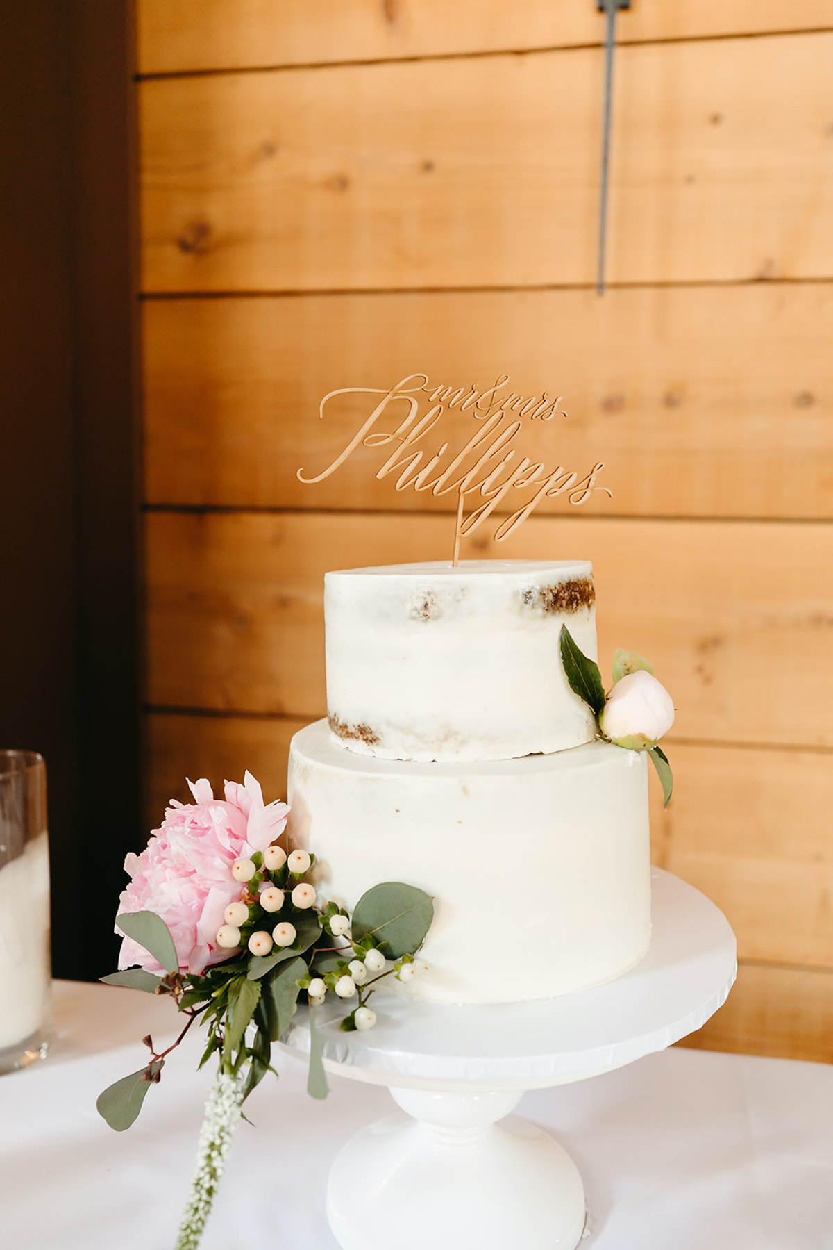 Minimalist wedding cake with flowers