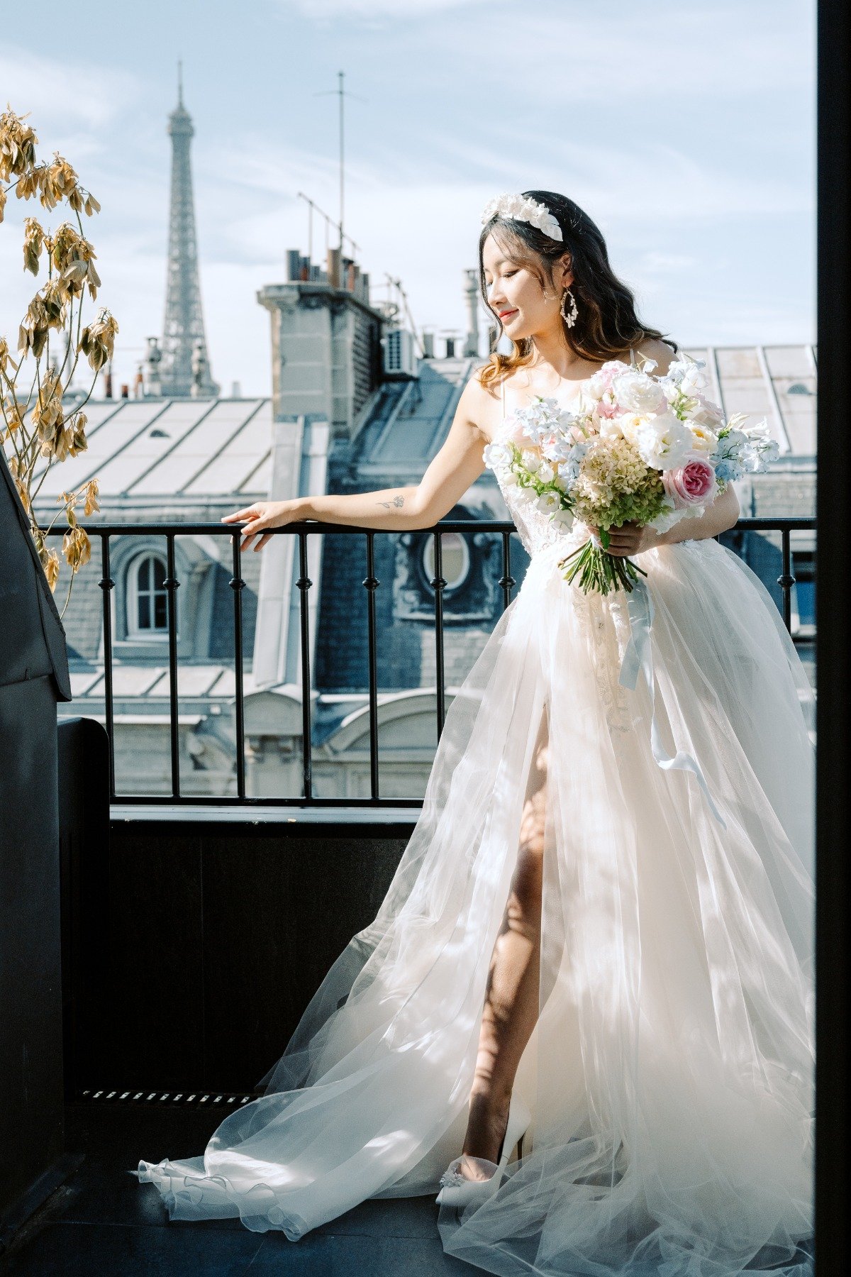 Parisian elopement inspiration in shades of blue and pink