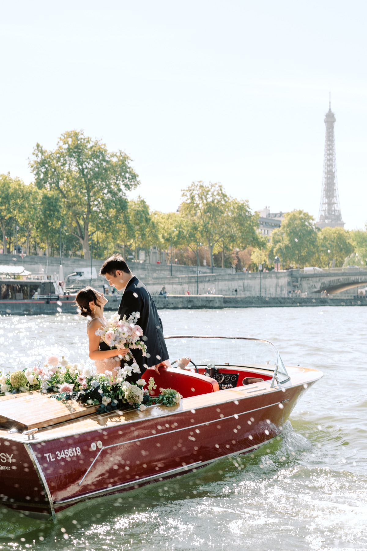 elizaveta-photography-romance-wedding-paris-boat-cruise-60