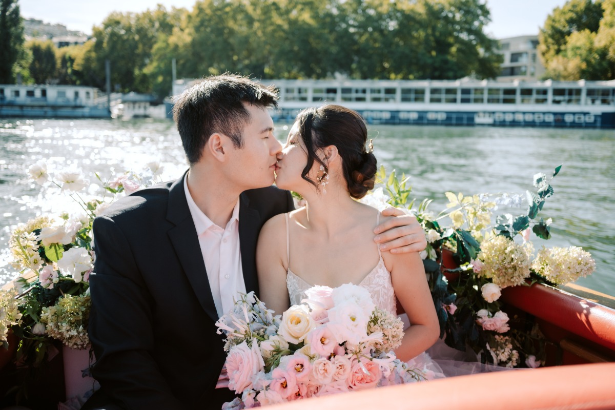 bride and groom elope on river cruise in Paris