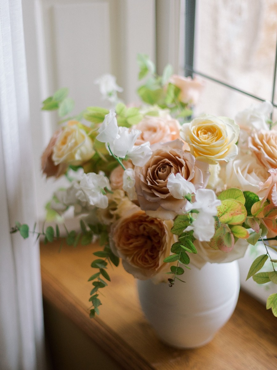 This bride planned a delicate French wedding in shades of peach