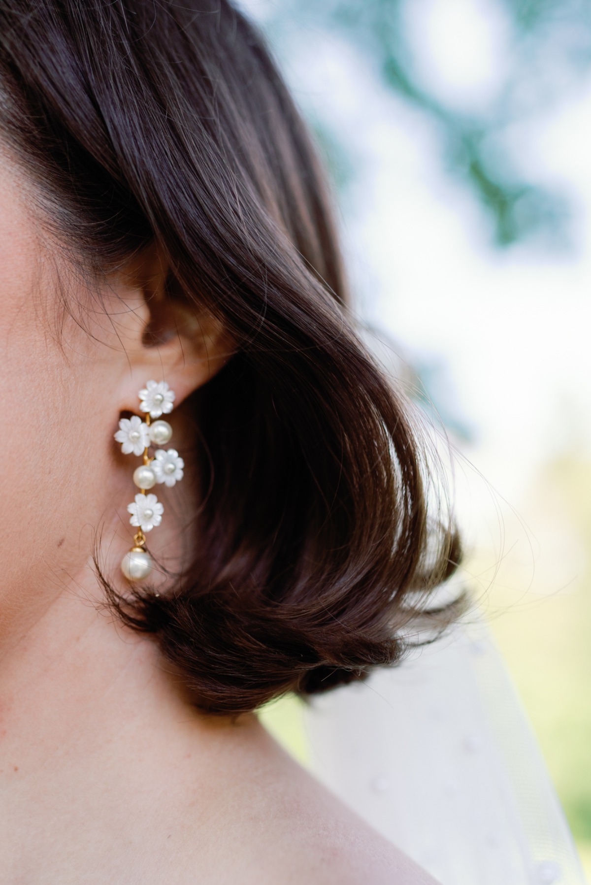 Elegant floral detailed bride earrings