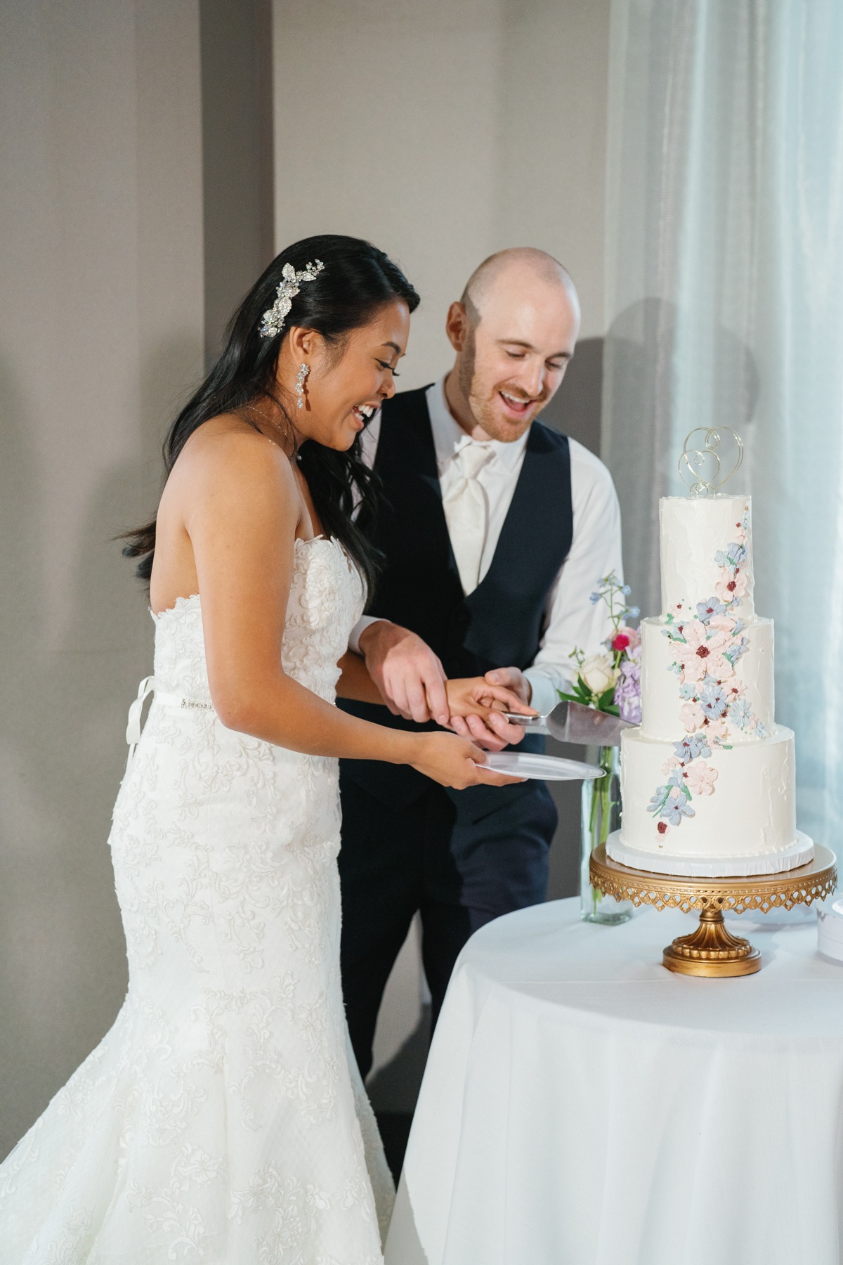 cutting the wedding cake photo