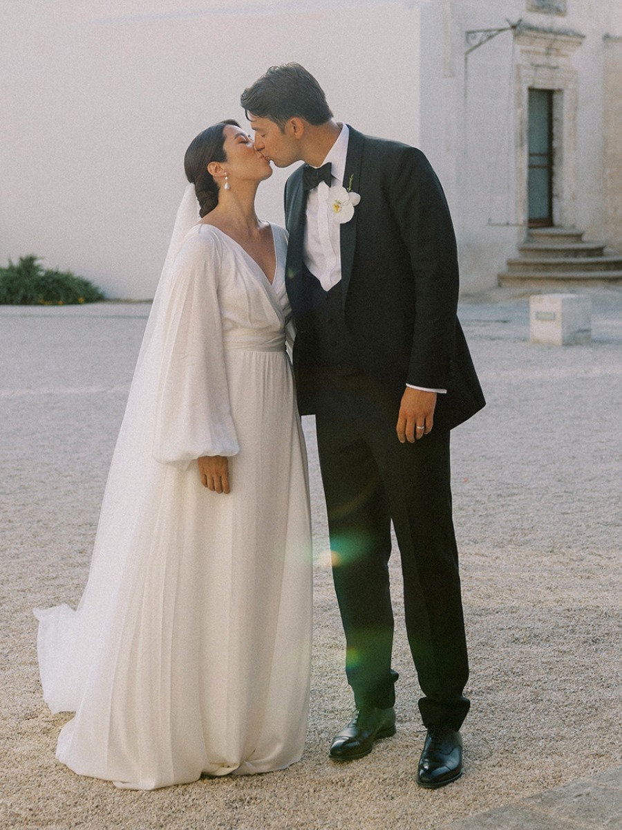 A minimalistic Italian winery wedding on the Gulf of Taranto