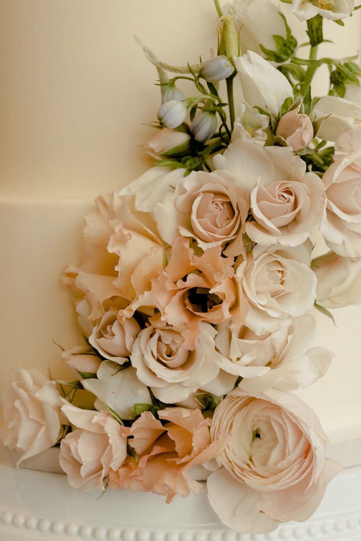 shades of pink wedding cake flowers