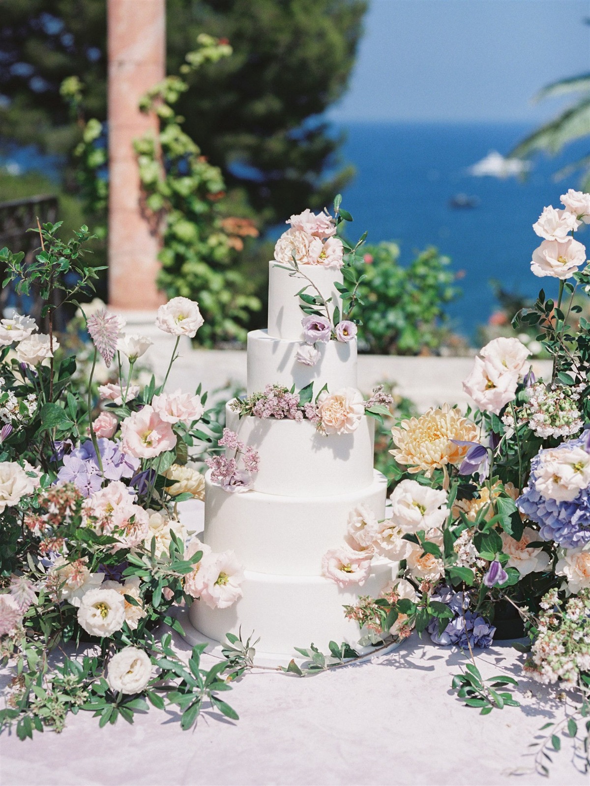 large flower arrangements for wedding cake table