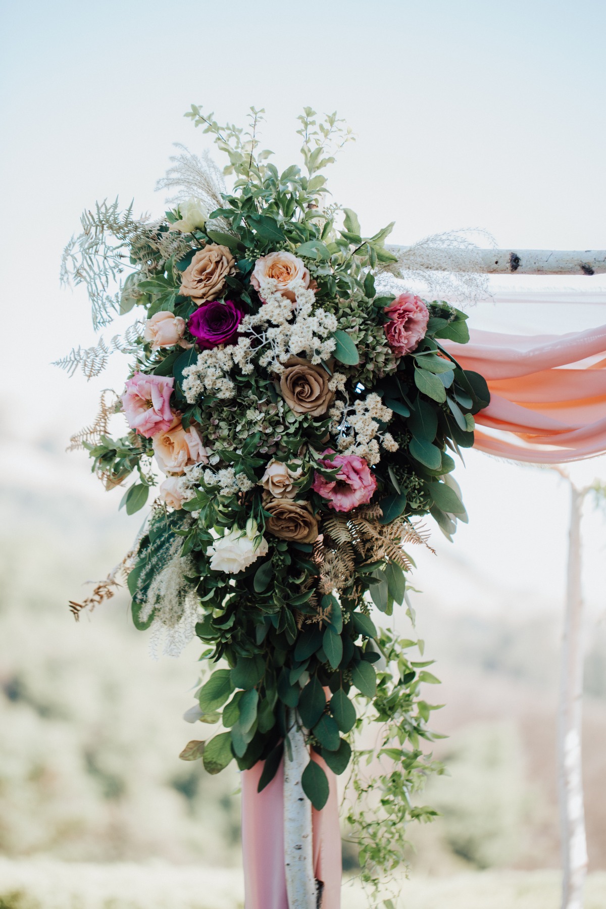 using tan roses in wedding arrangements