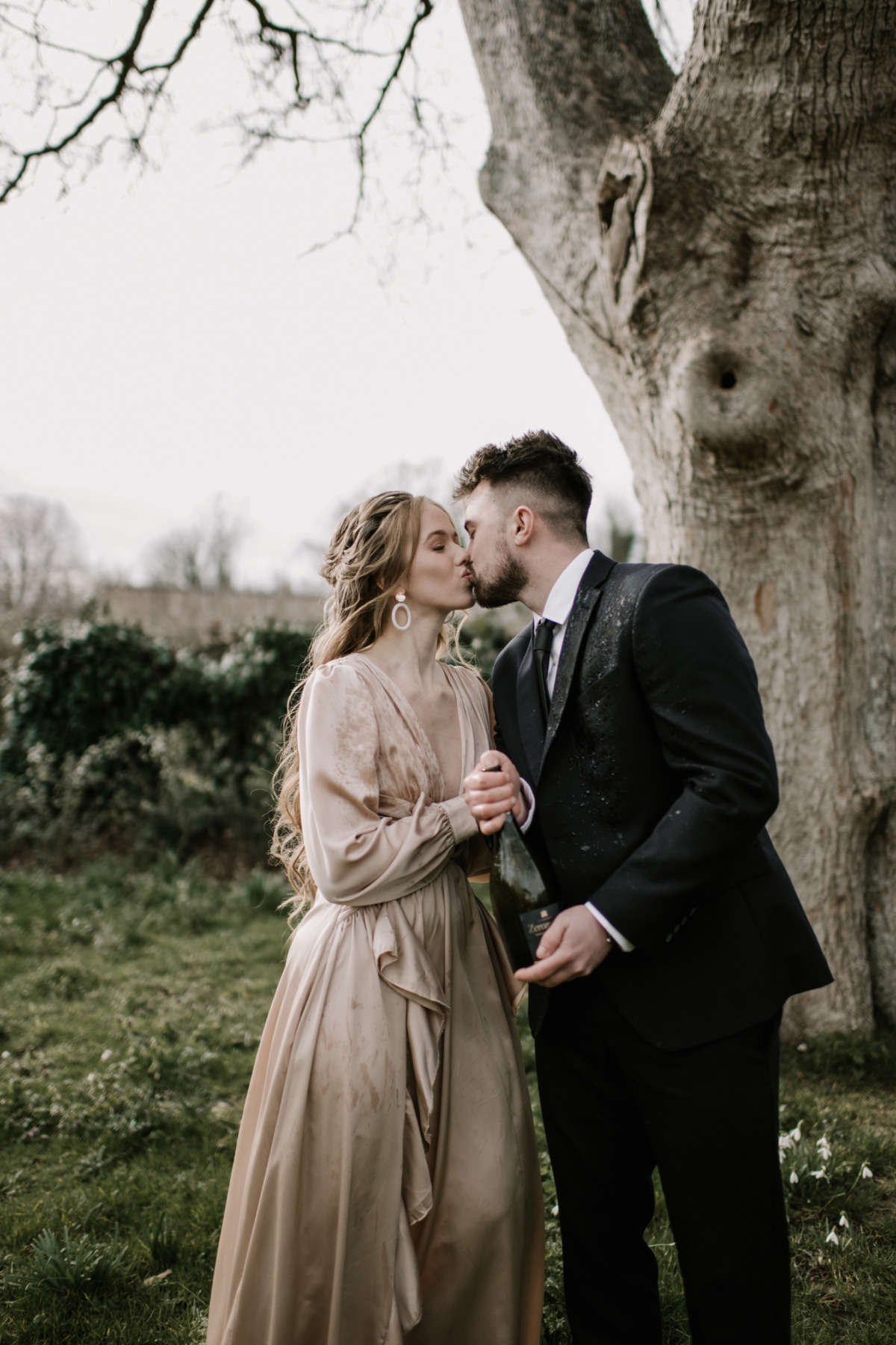 moody wedding photography in the English countryside