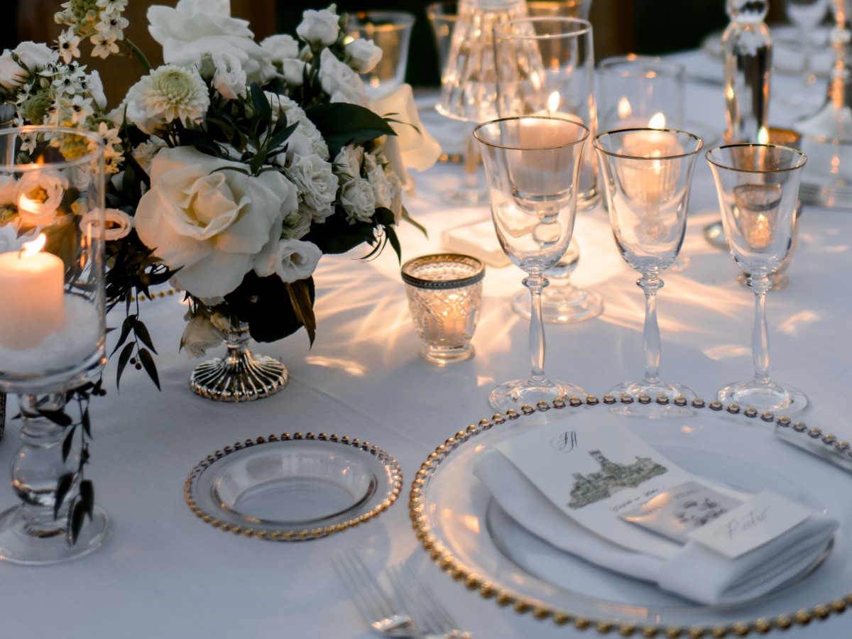 gold-rimmed plates for wedding