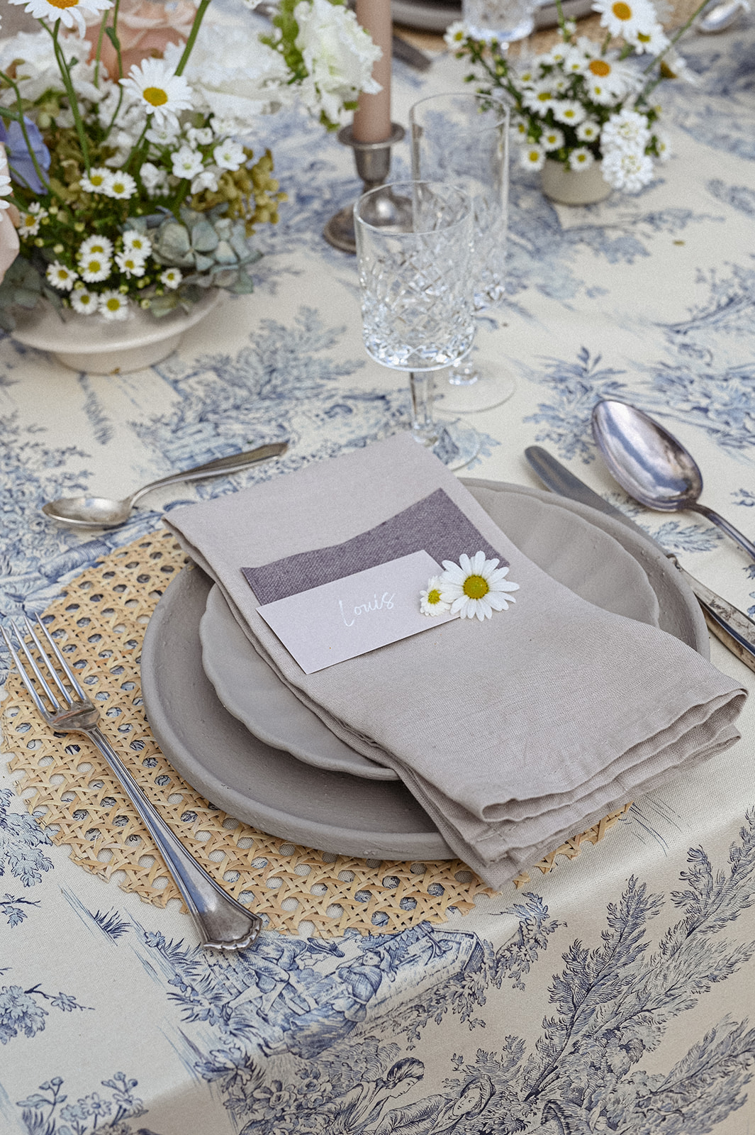 daisy-inspired wedding place settings