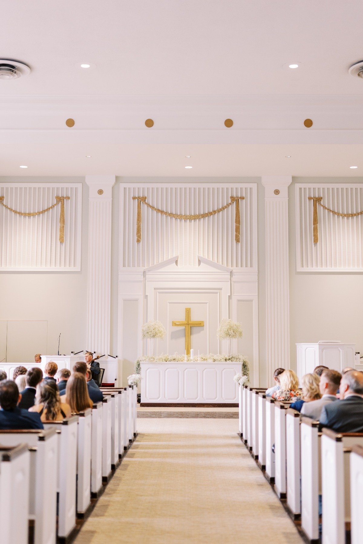 simple decor for church wedding