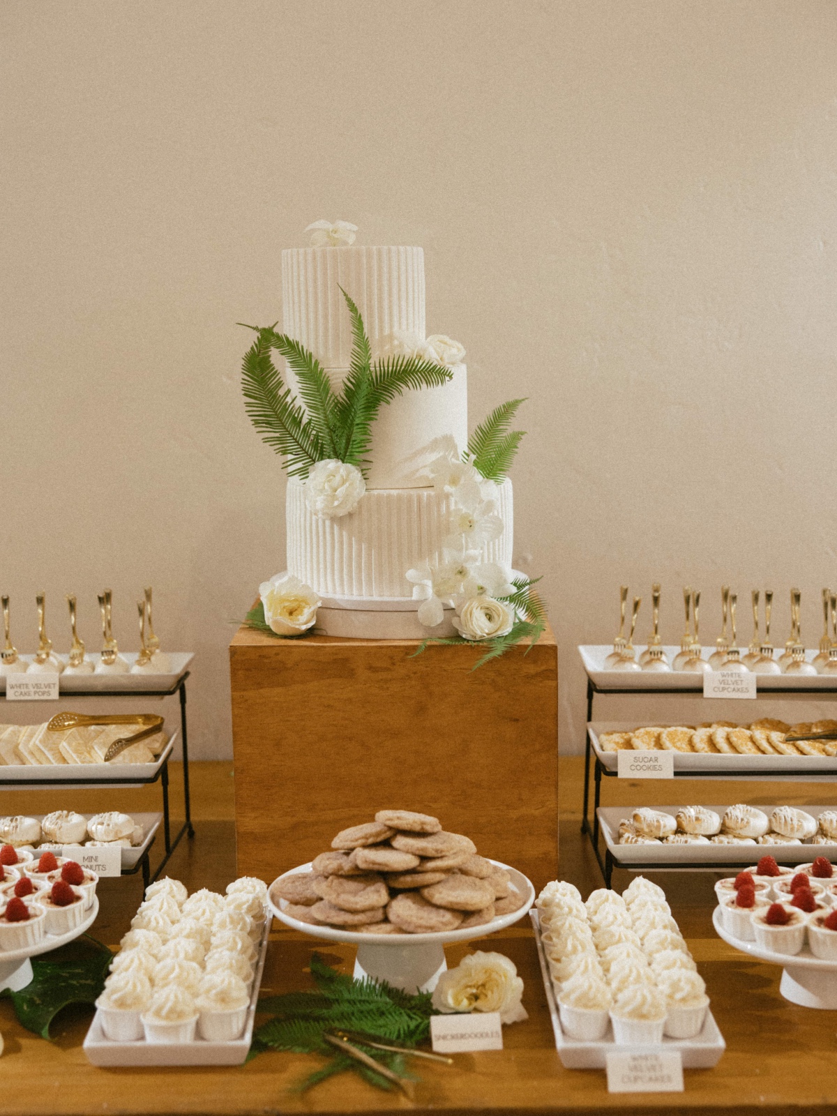 elegant tropical wedding cake