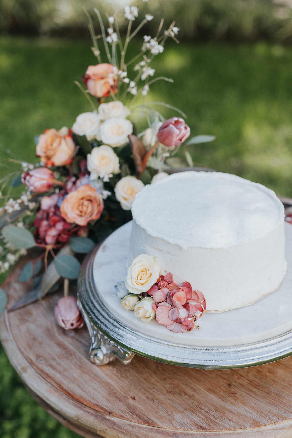 Minimalist floral wedding cake 