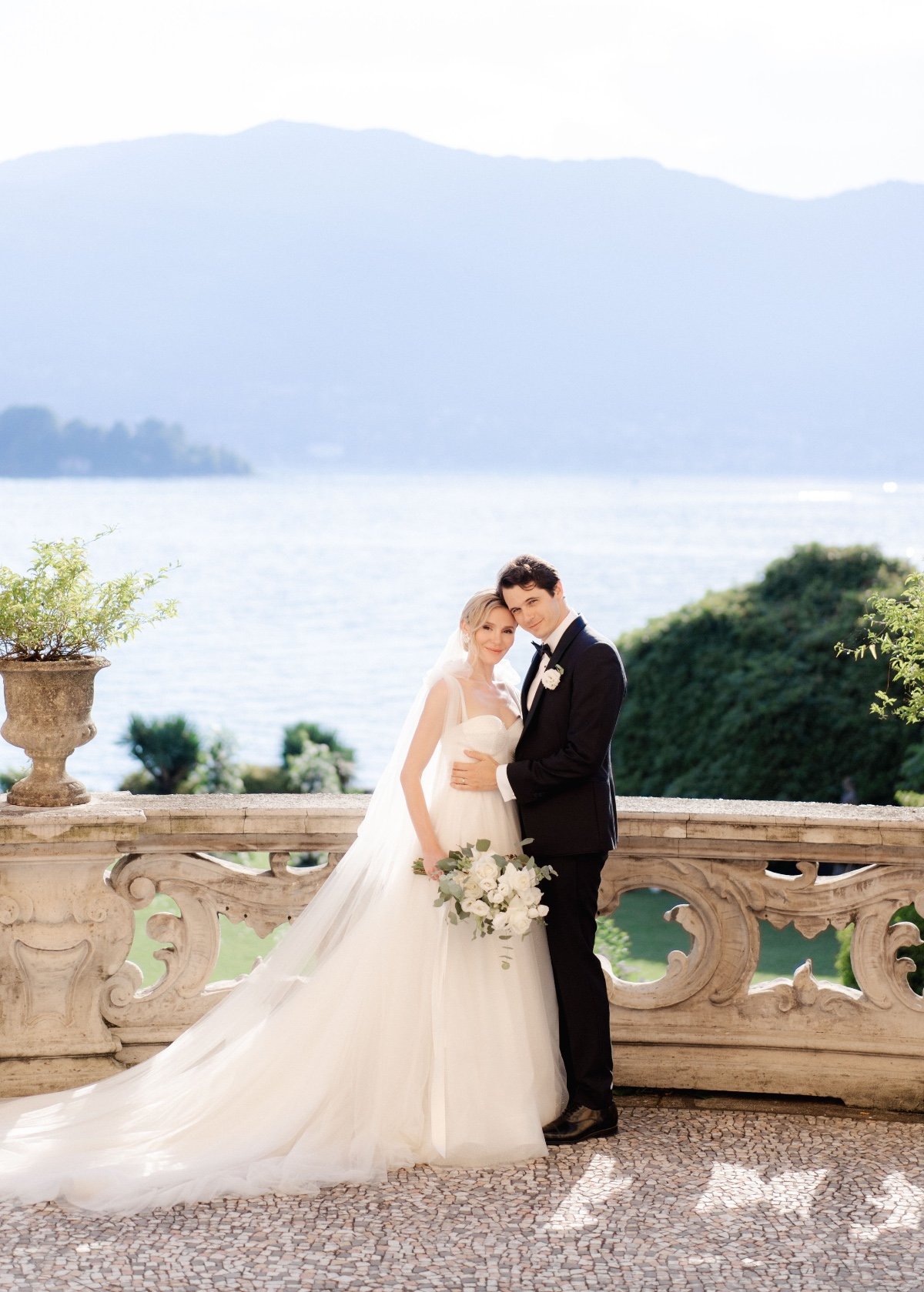 Italian villa bride and groom