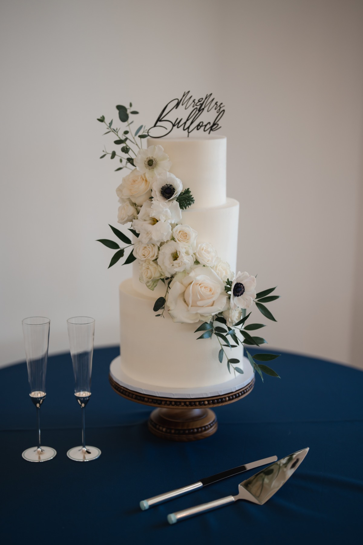 anemone -inspired wedding cake