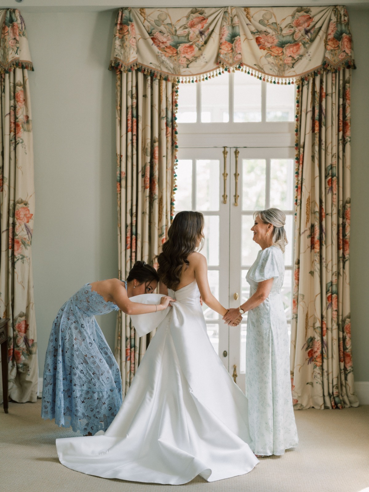 getting ready with Mom and Mother in Law portrait idea