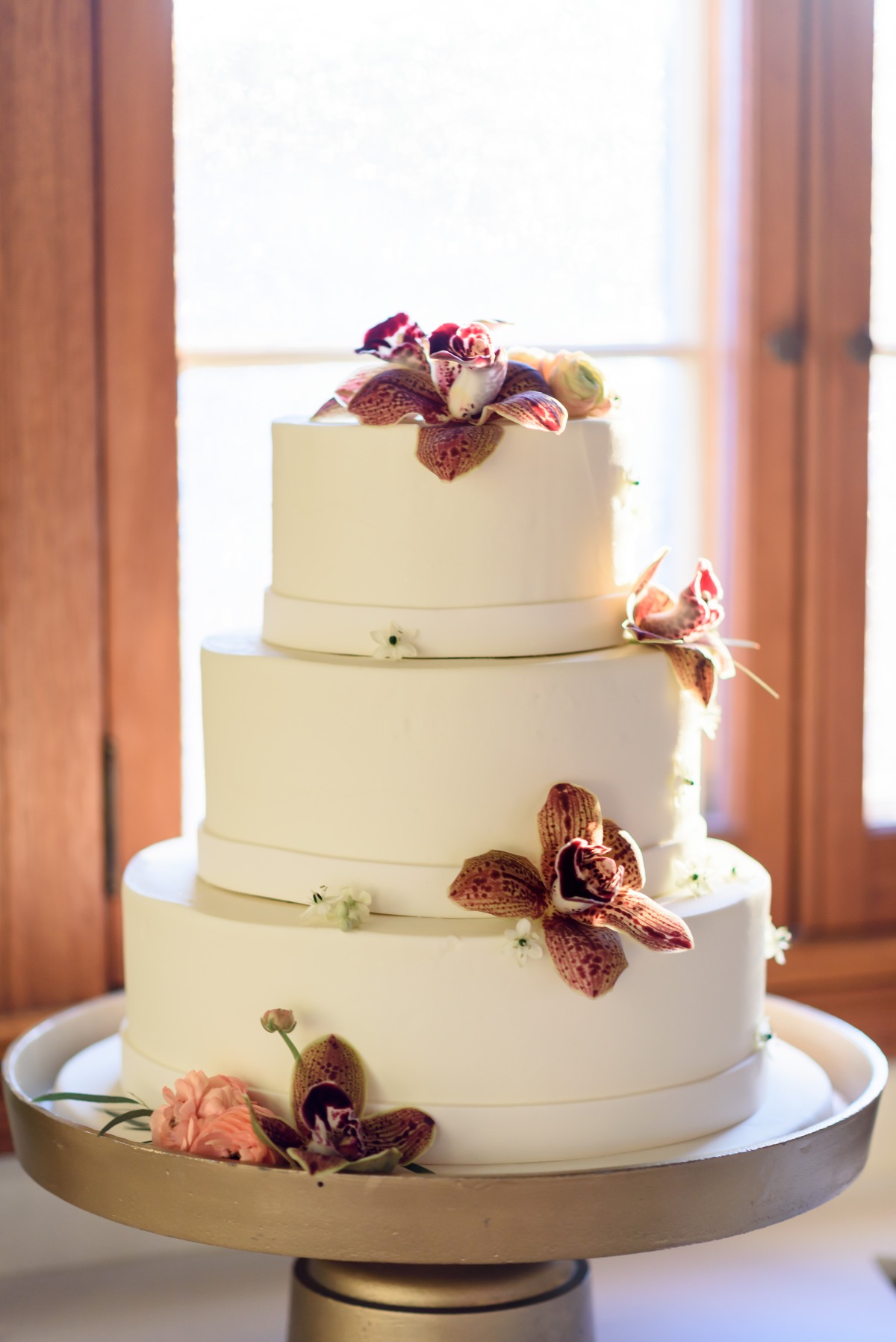 wedding cake with orchids