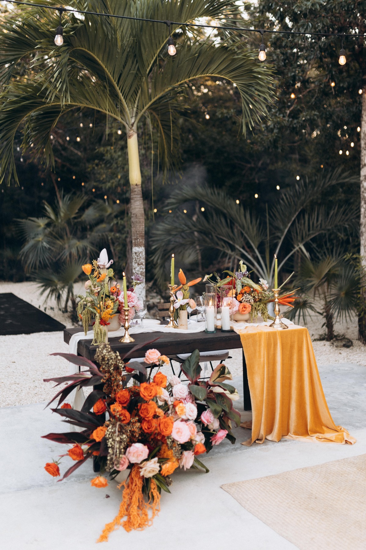 Bold fall palette sweetheart table