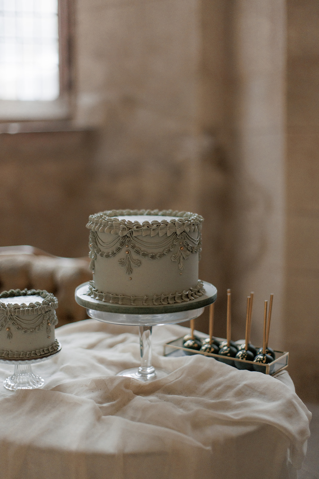 one-tier wedding cake with classic detailing