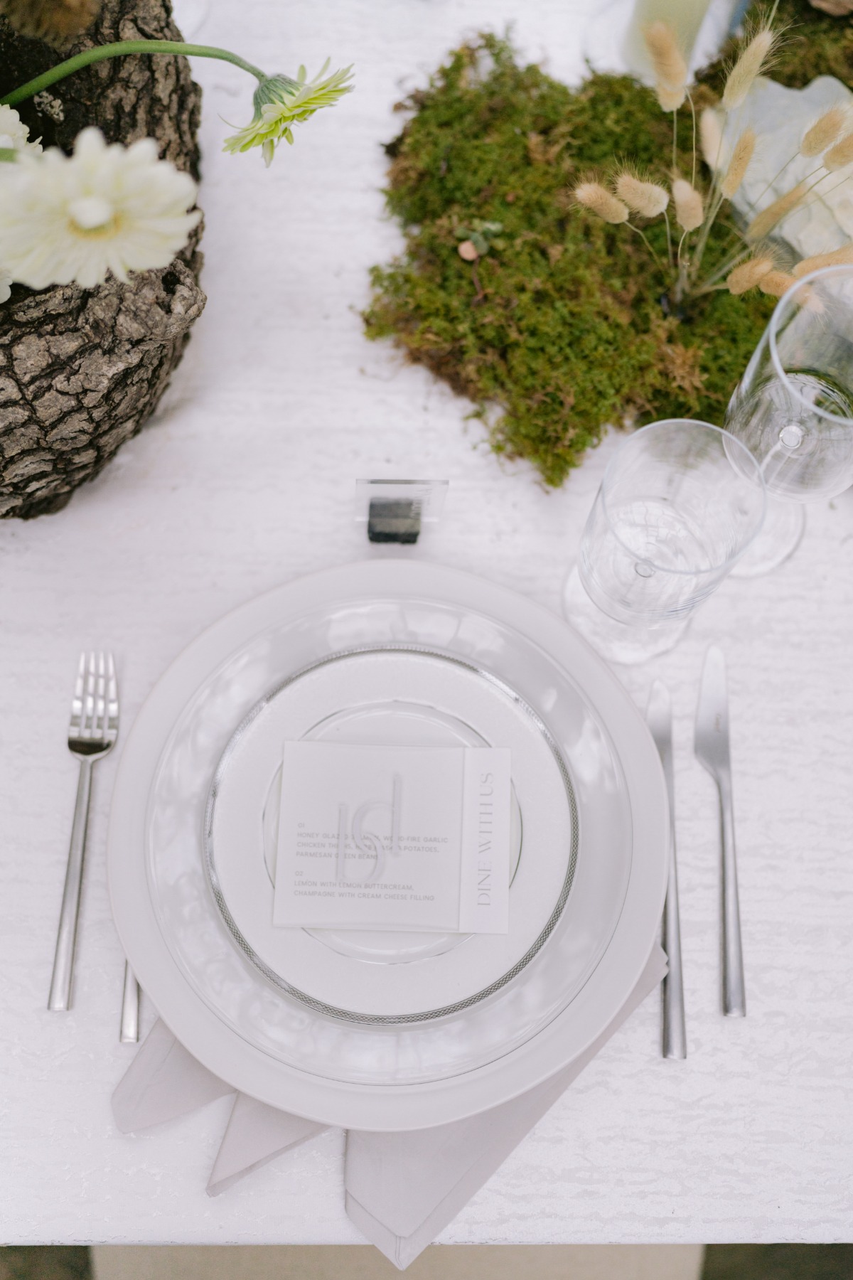 Chic all clear table setting with natural decor
