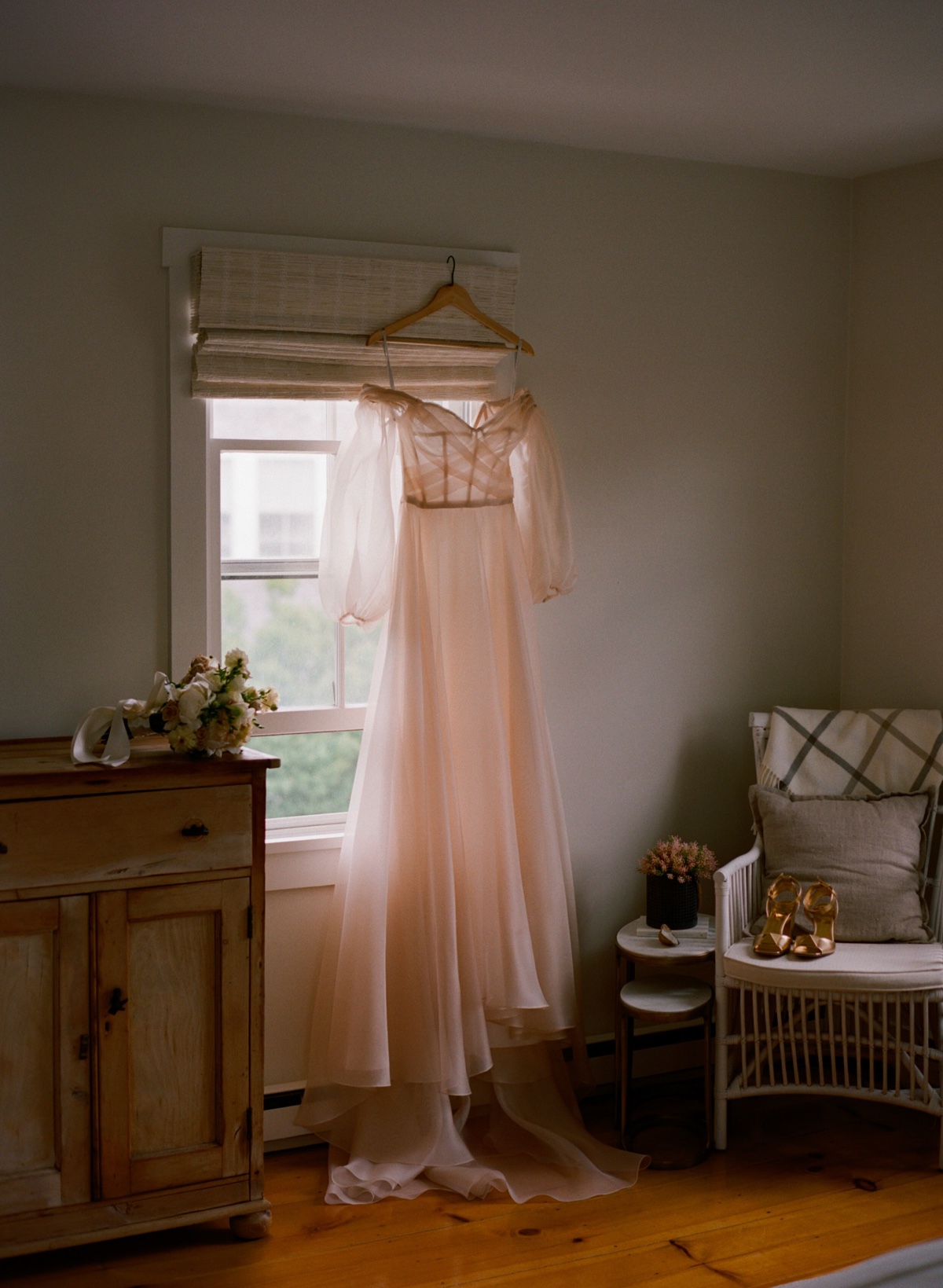 Romantic sleeved bridal dress