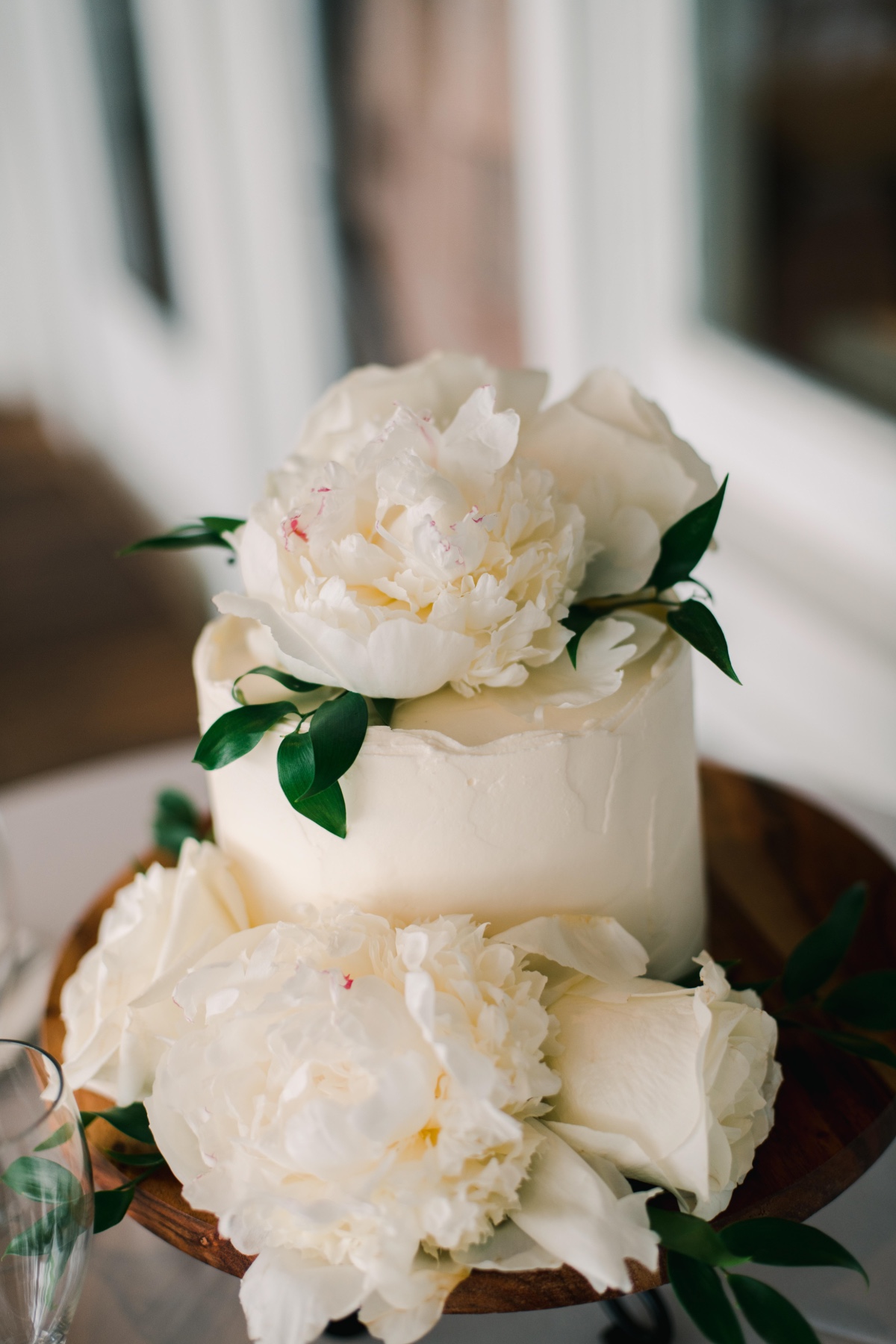 simple modern floral cake 