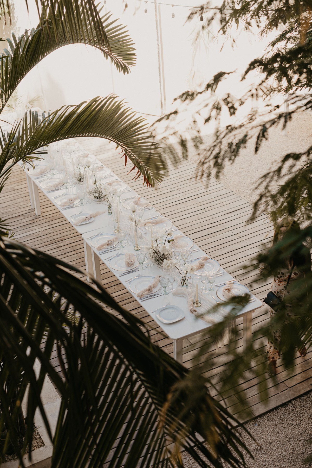 Chic minimalist reception table in Mexico