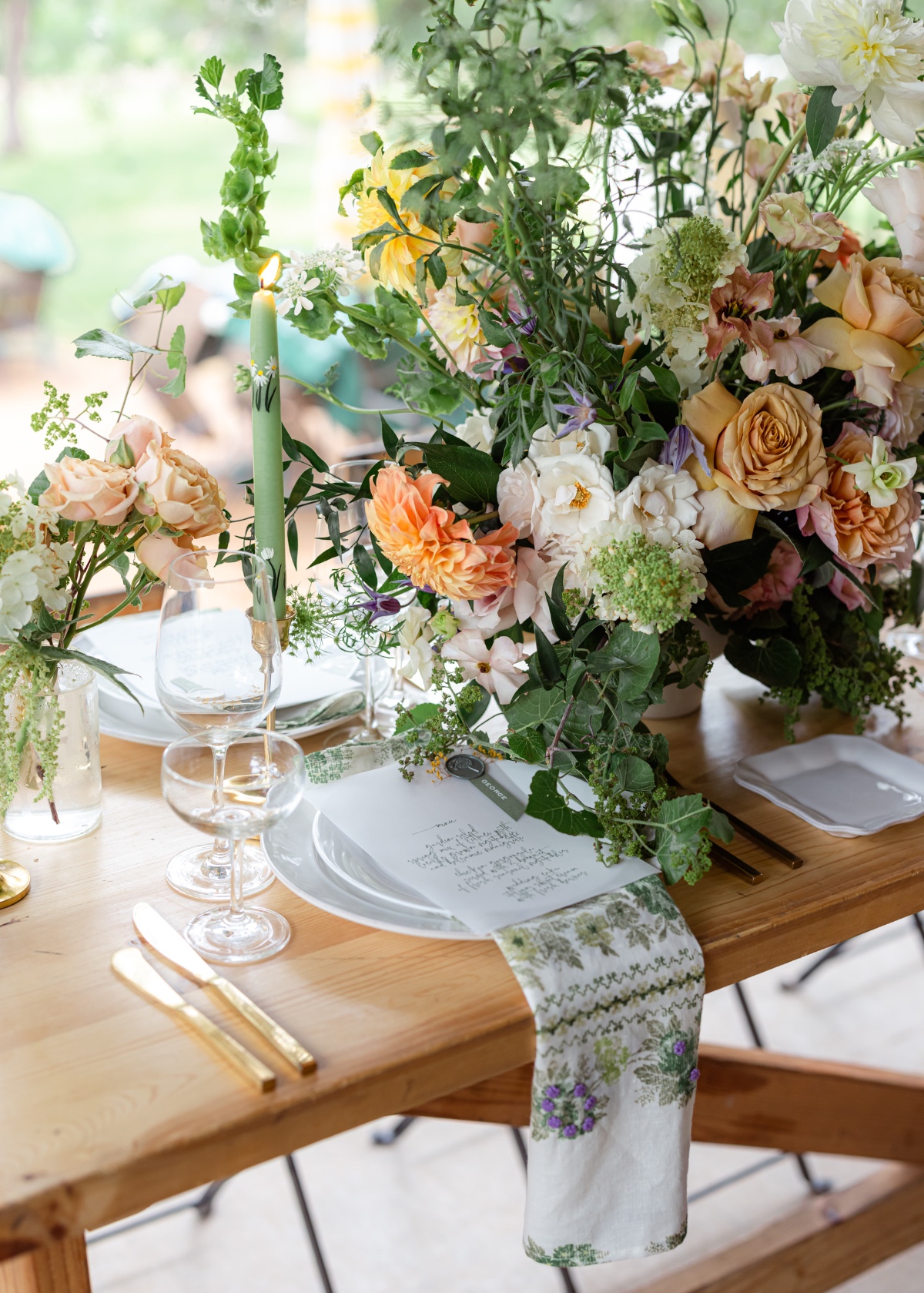 Cozy English cottage reception table 