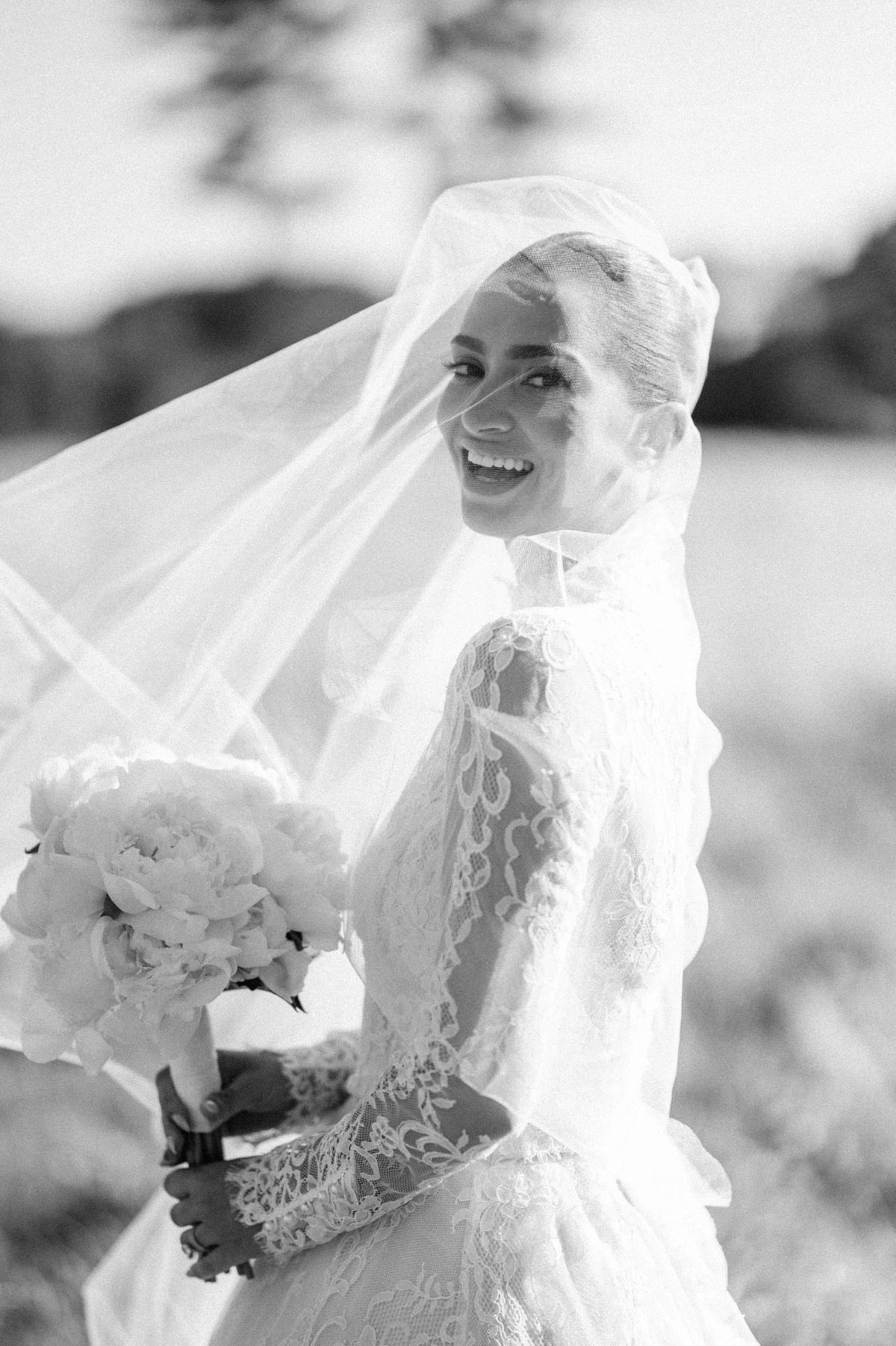 Timeless bride in veil 