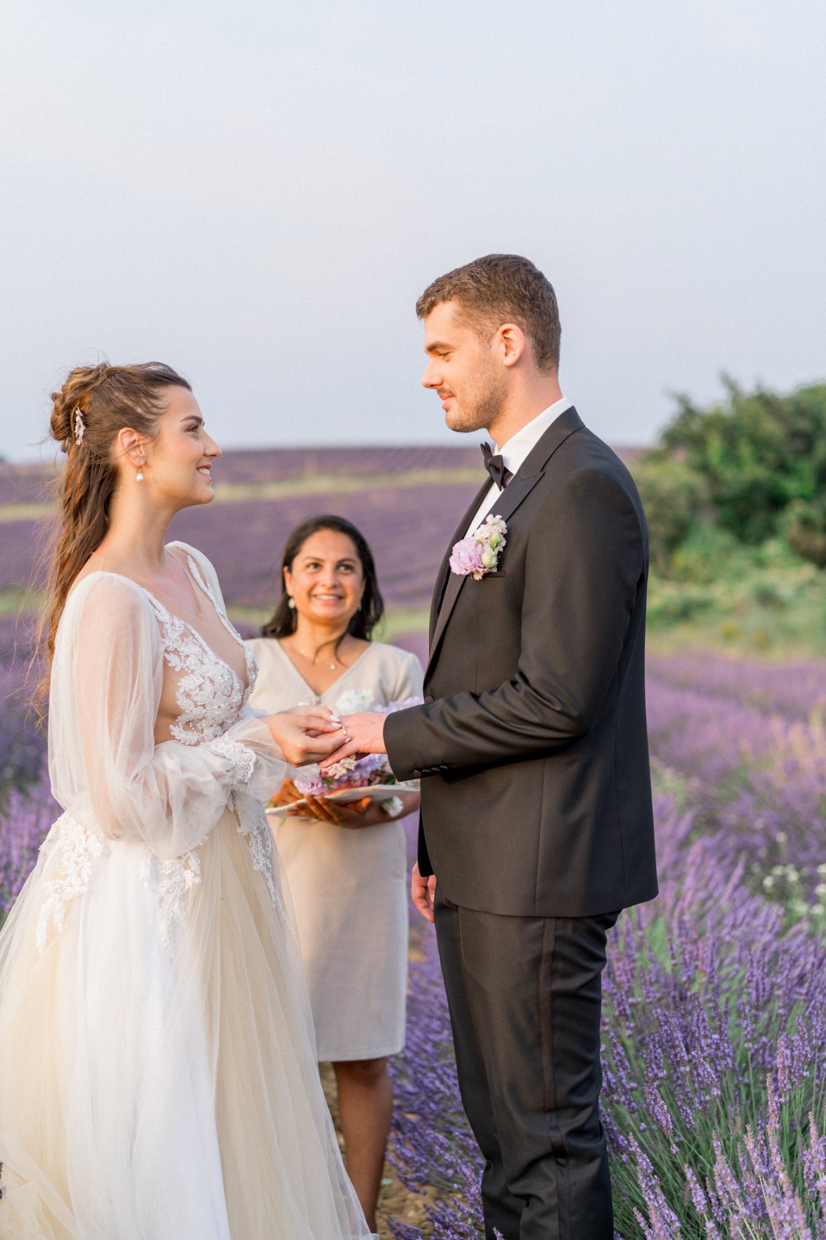 a-love-story-to-remember-purple-elopement-at-the-lavender-fields-of-provence-44
