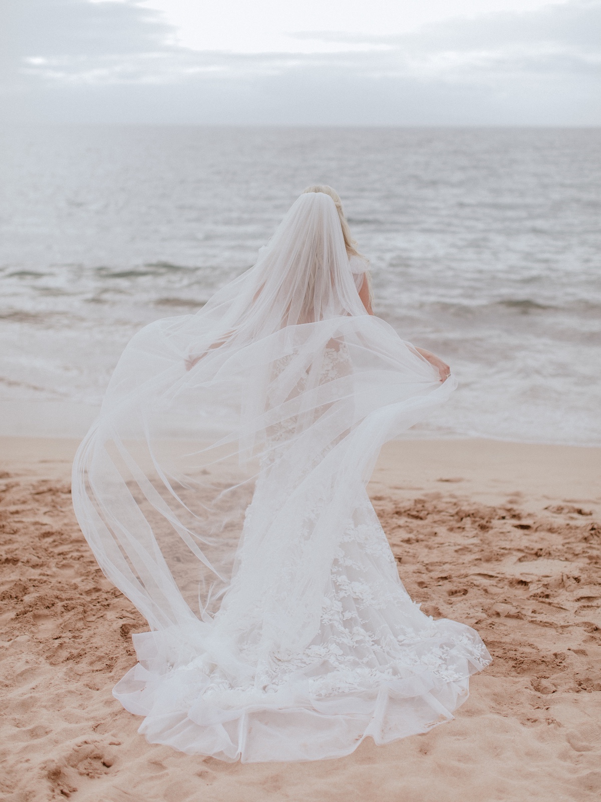 Elegant veil for beach wedding 
