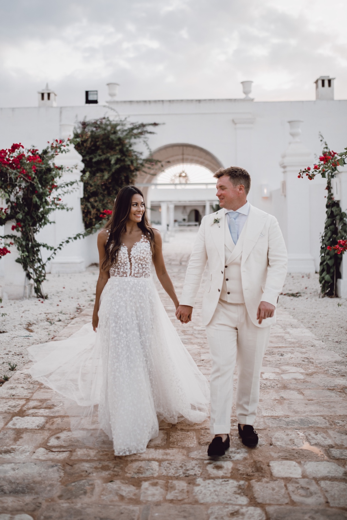 Chic all white bride and groom in Italy 