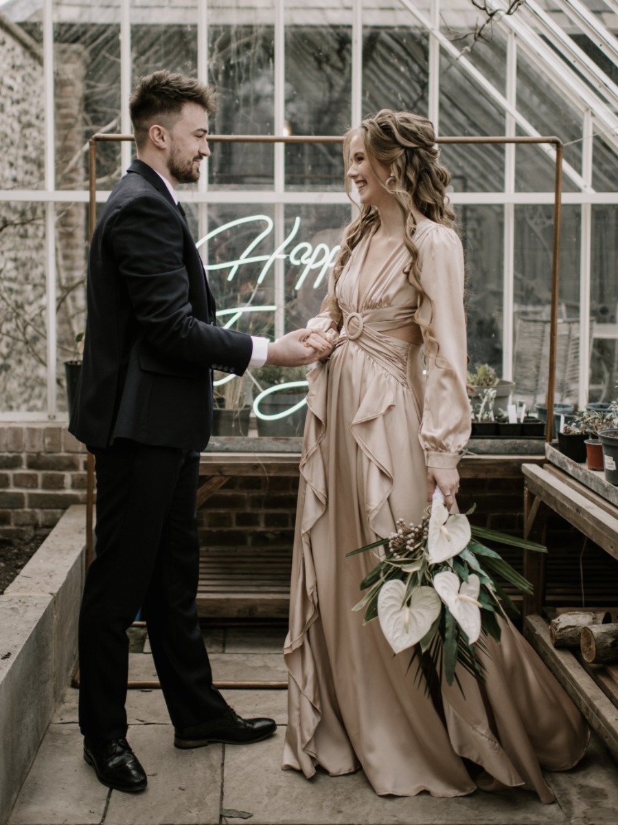 Moody and modern greenhouse wedding in the countryside