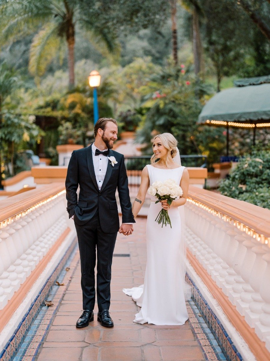 A luxurious 70s- inspired baby's breath infused wedding 