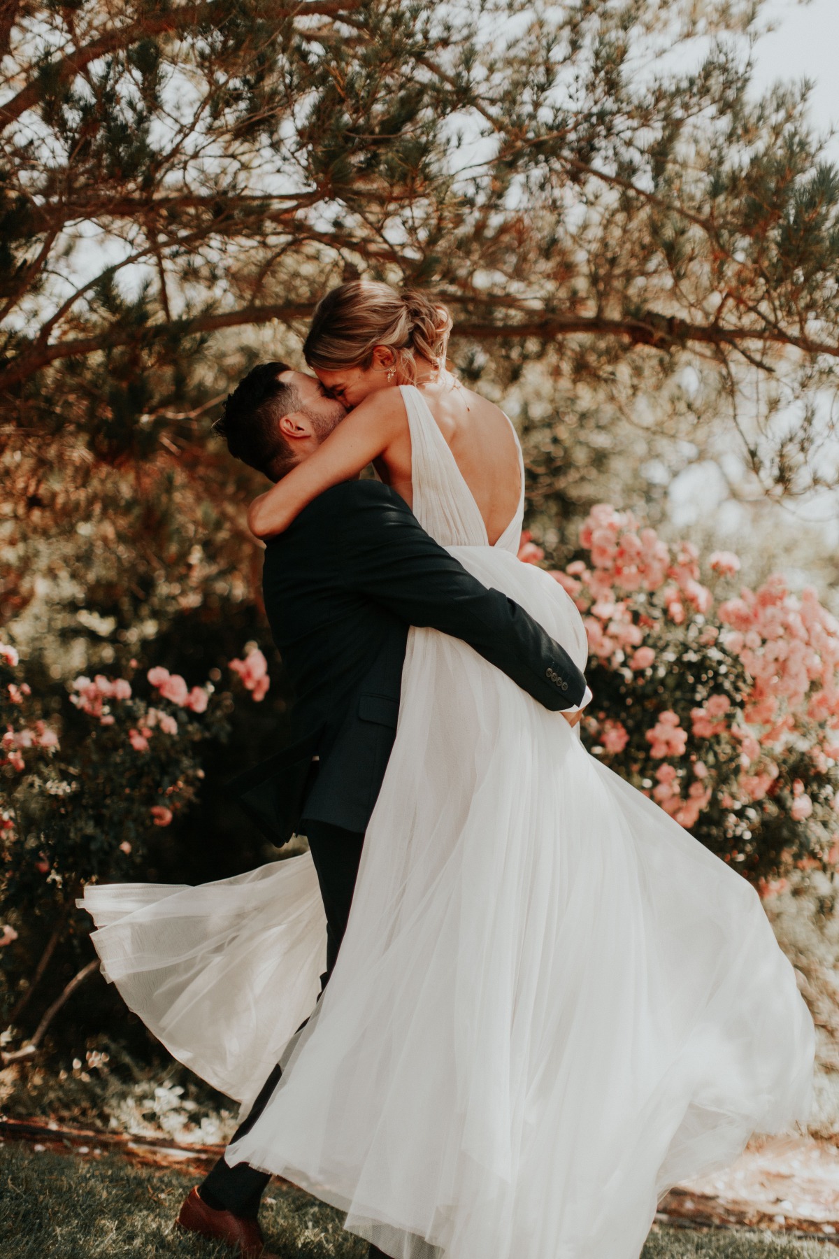 Romantic kiss at Californian wedding 