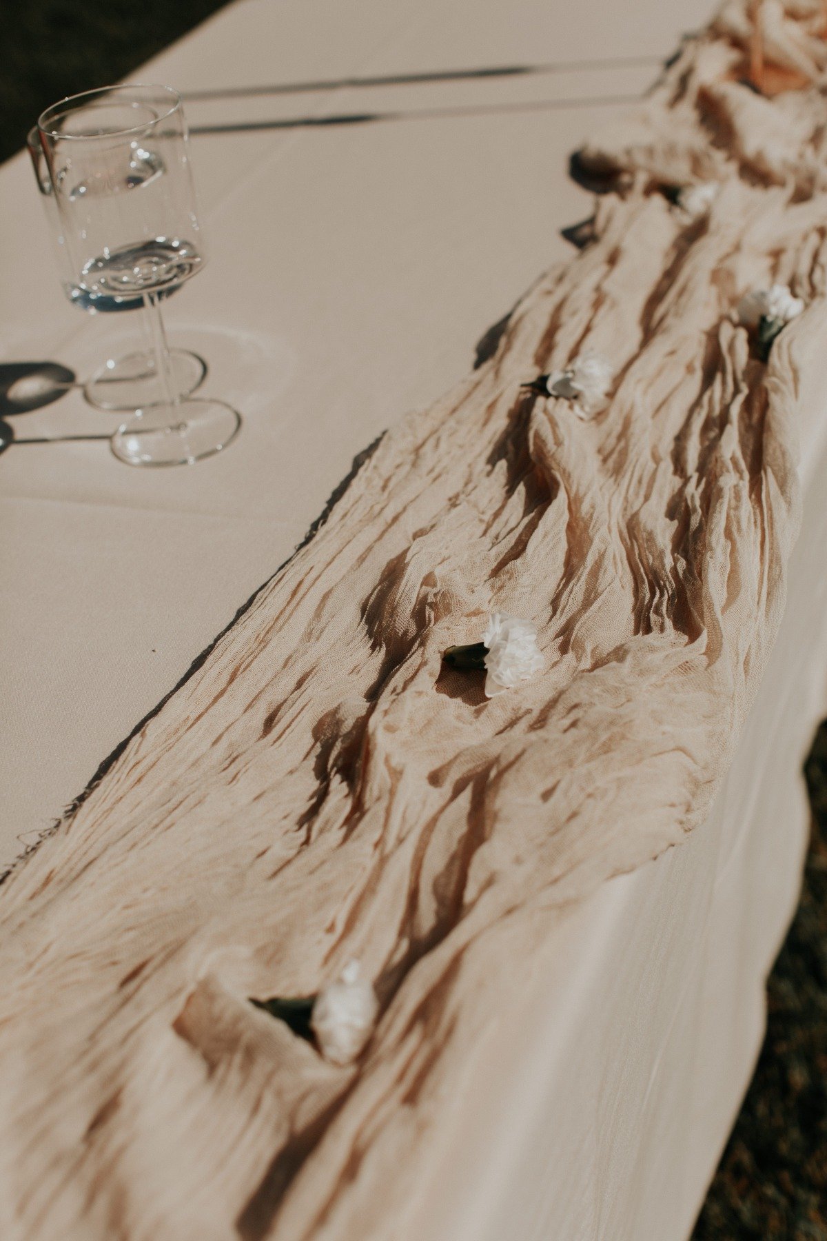 Neutral table runners 