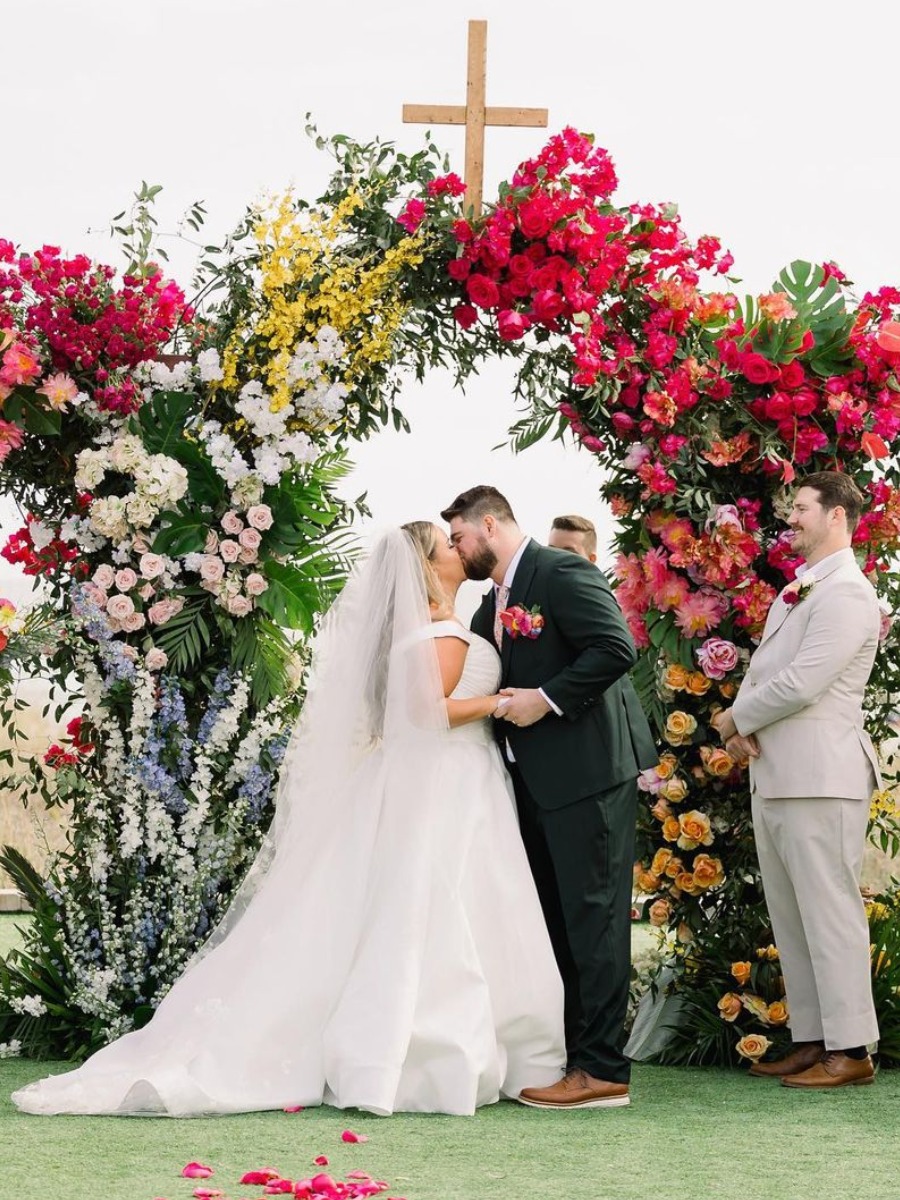 Tropical Florida wedding that's bursting with colorful blooms