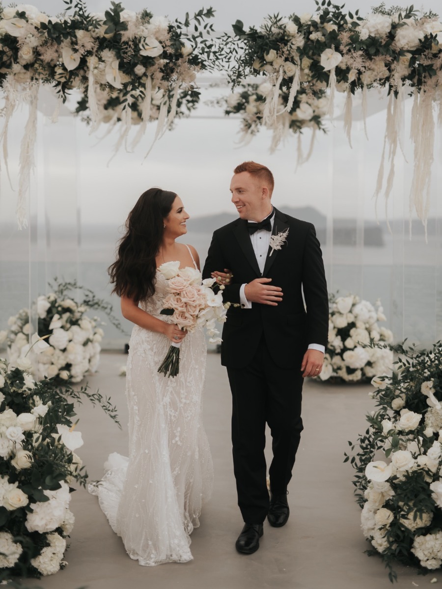  A transparent gazebo made for a magical Santorini micro-wedding