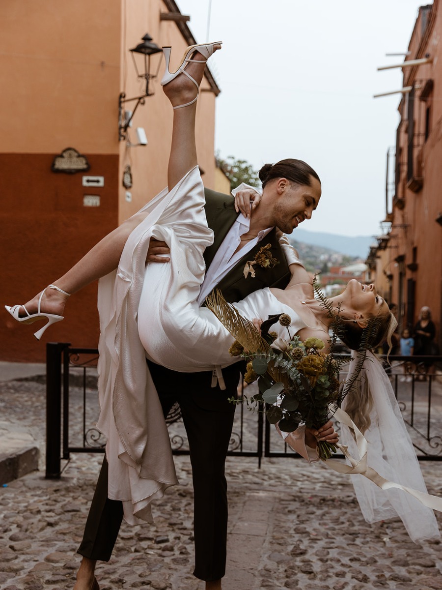 Moody elopement at a chic restored hotel in San Miguel de Allende