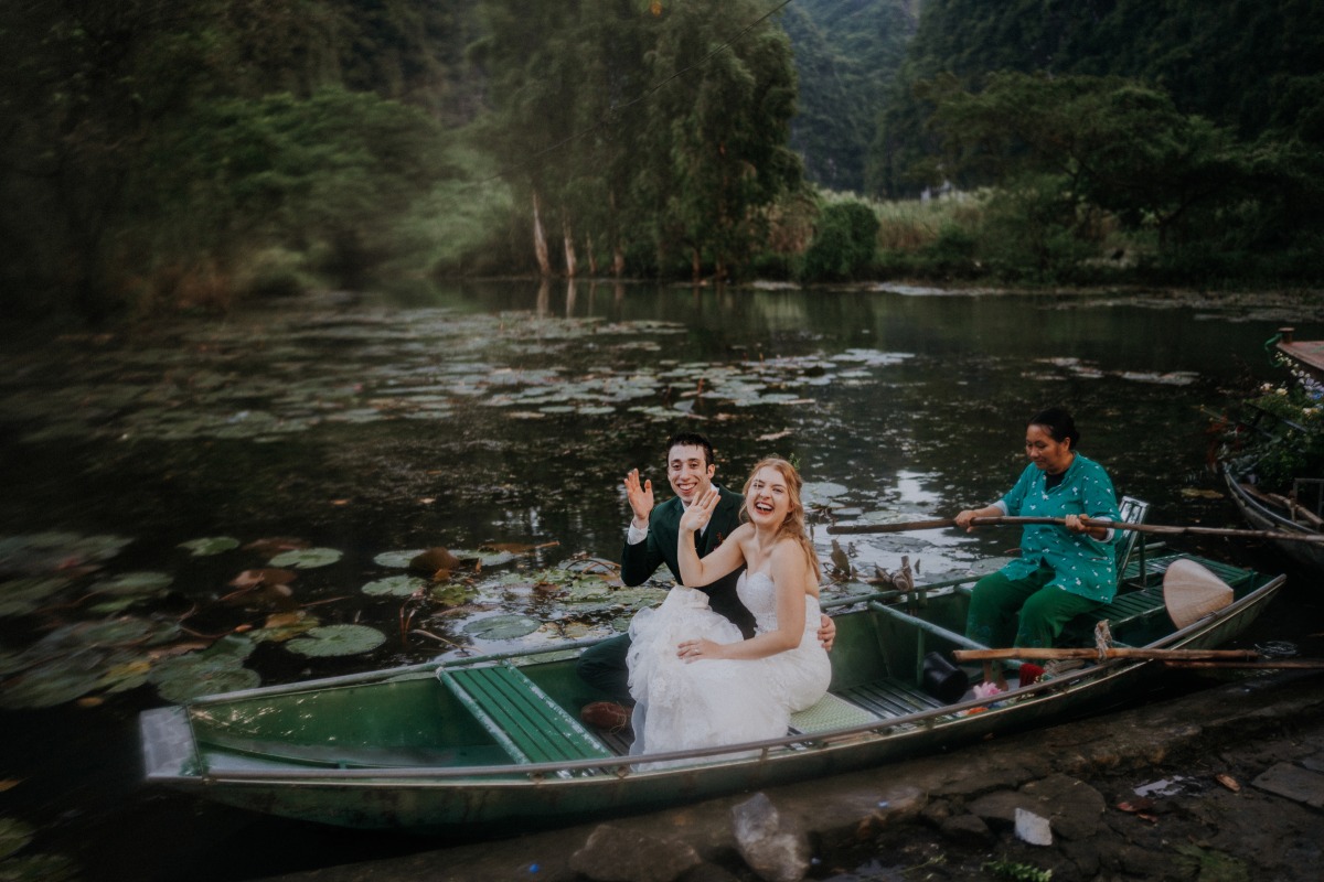Wedding couple arriving in rowboat