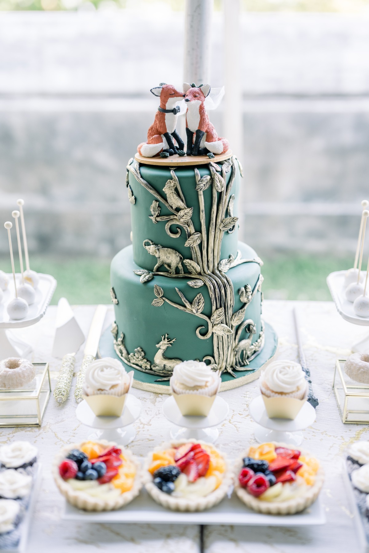 animal-inspired wedding cake