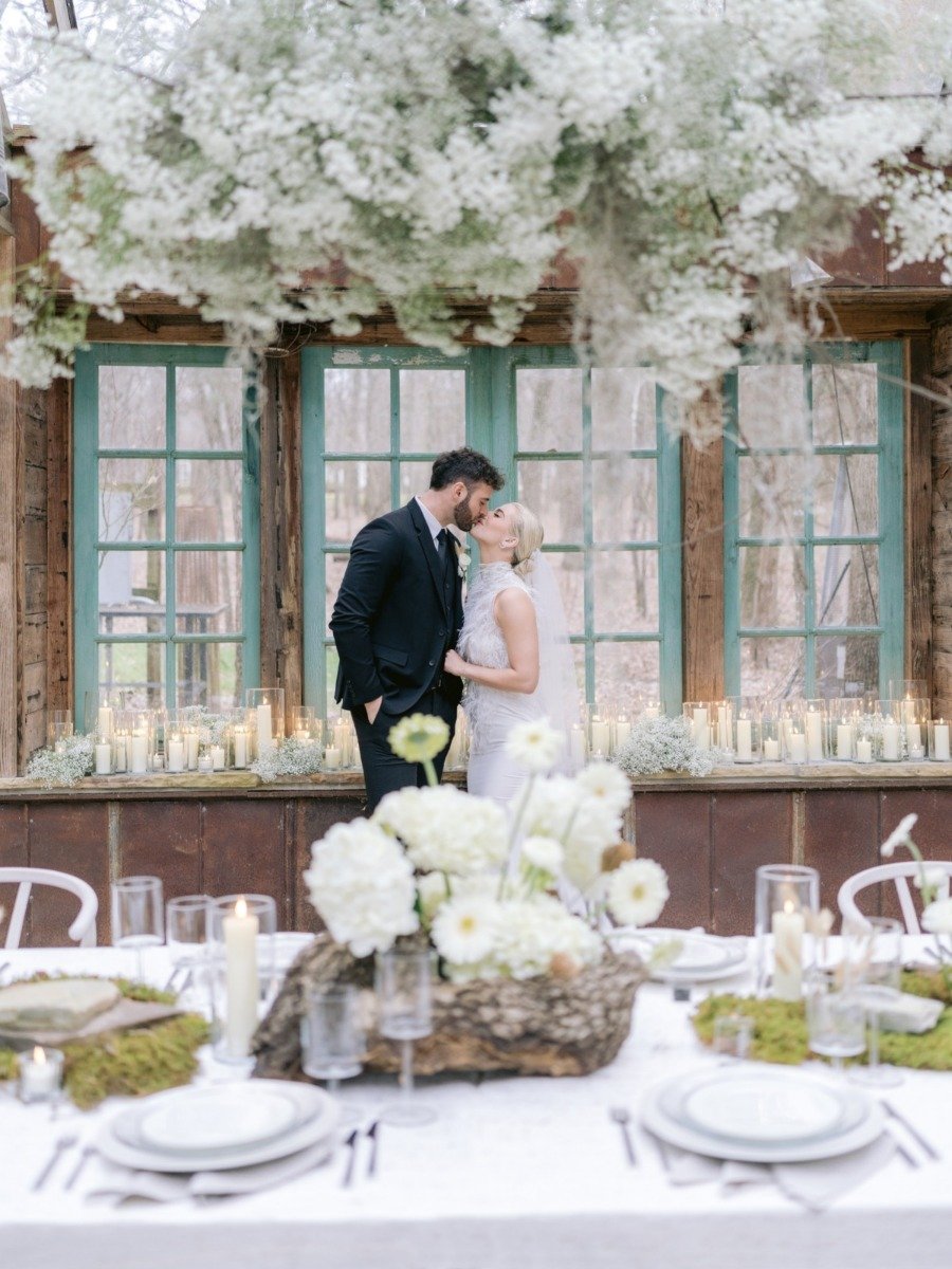 Nature and art blended effortlessly in this chic greenhouse wedding