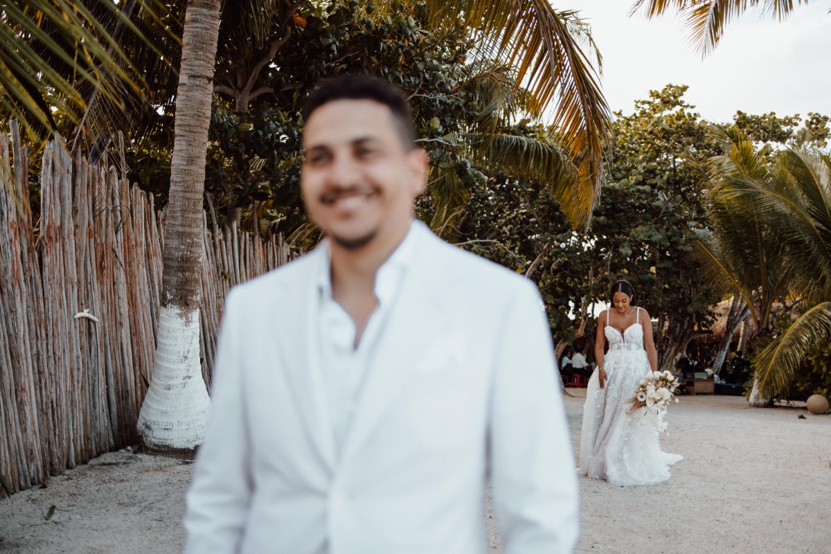 first look at Mexico destination wedding