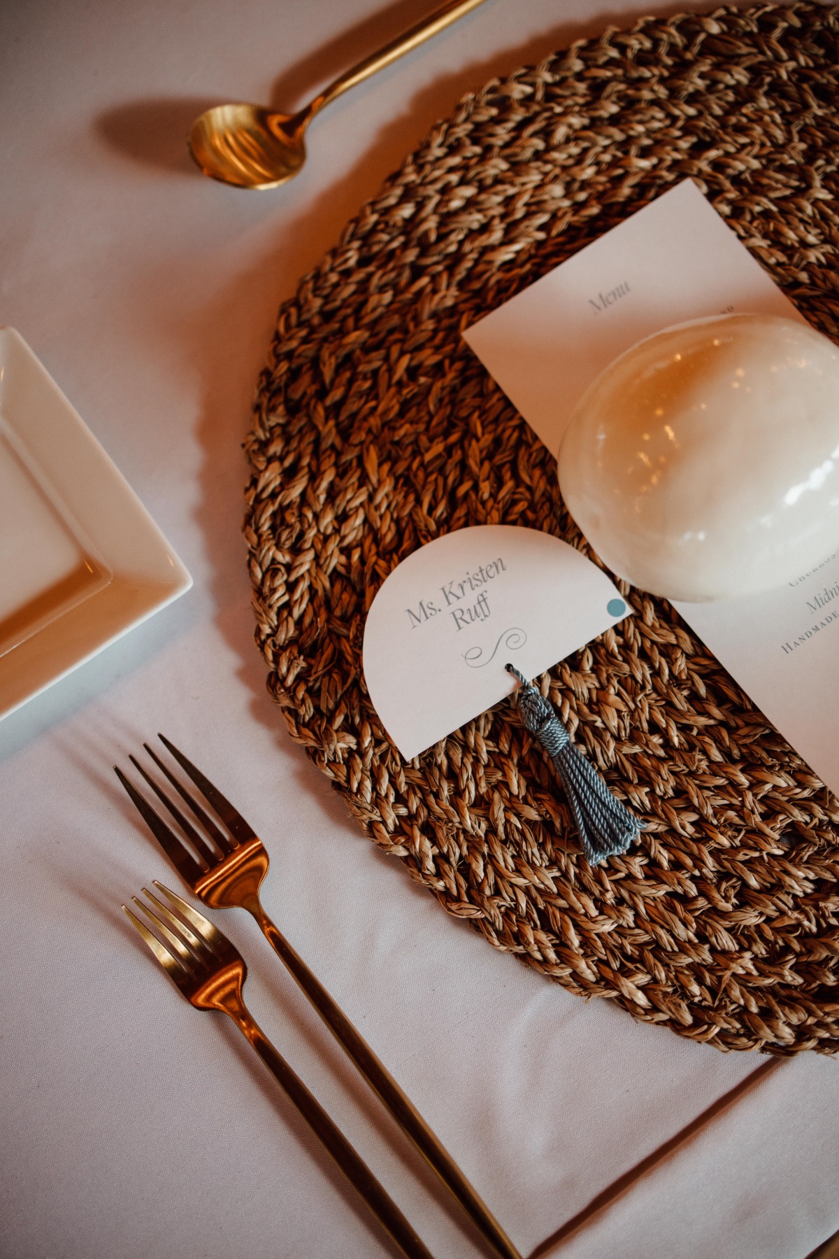 how to decorate a table for beach wedding