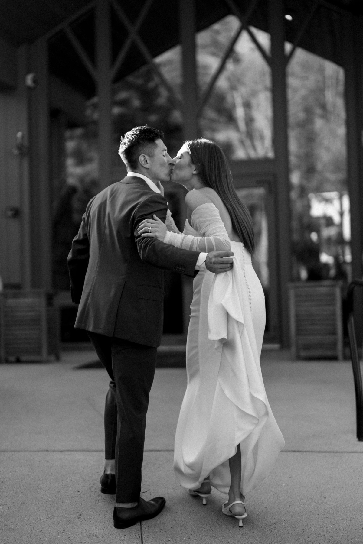 Tahoe newlyweds kiss 