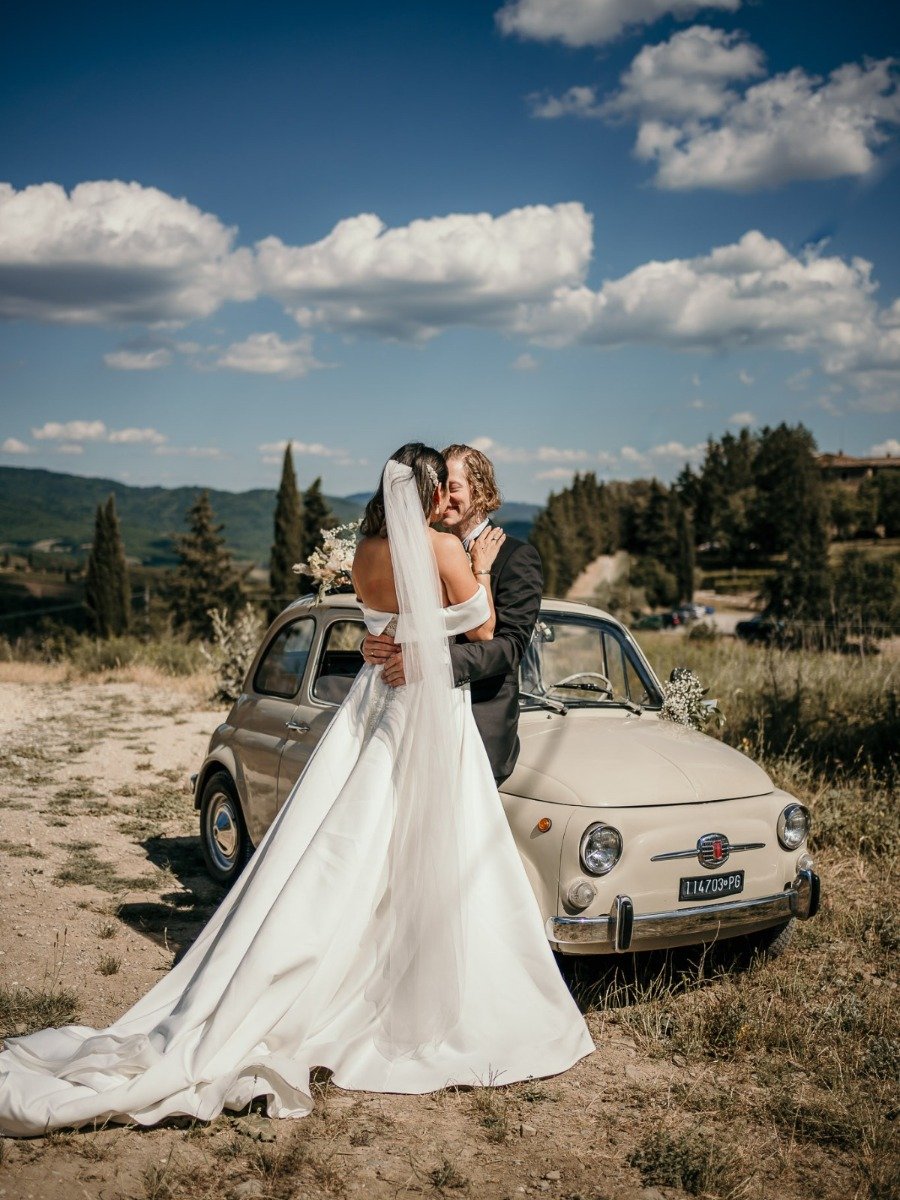 Take a vintage Italian car to this Borgo Castelvecchi summer wedding