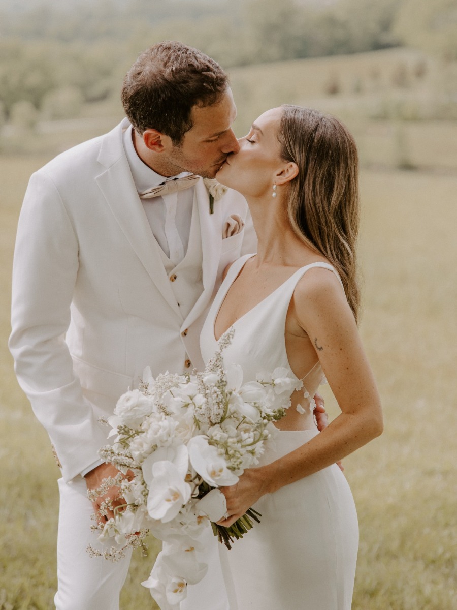 A Tennessee luxury barn wedding with the perfect cream color palette