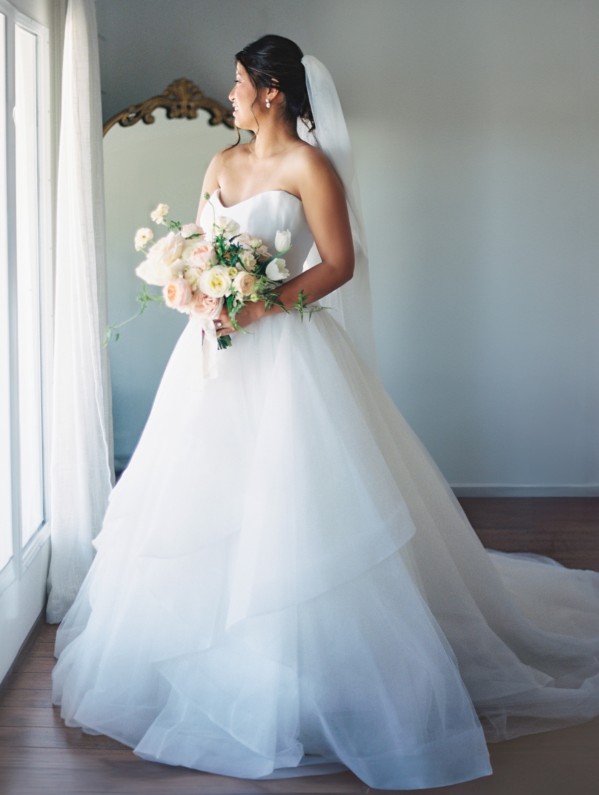 bride in pretty tulle and organza ballgown