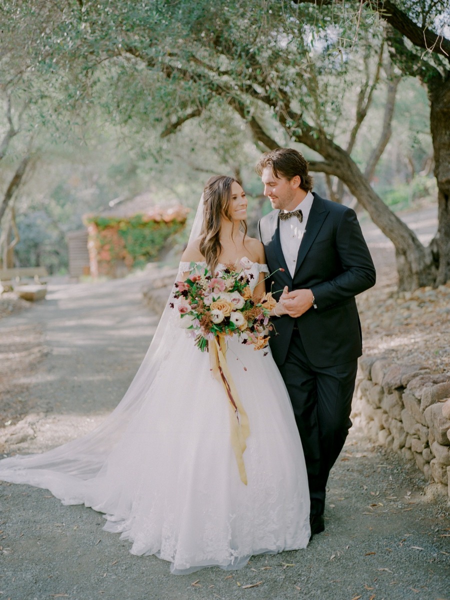 A unique autumn color palette for this golden wedding in Napa Valley